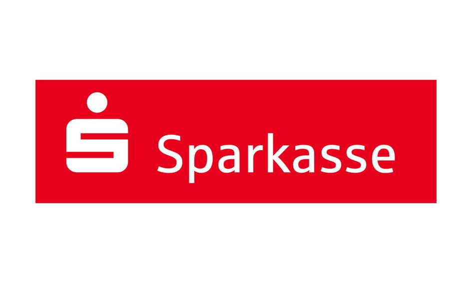 Logo der Sparkasse: roter Hintergrund mit stilisiertem S und Schriftzug „Sparkasse“ in weißer Schrift.